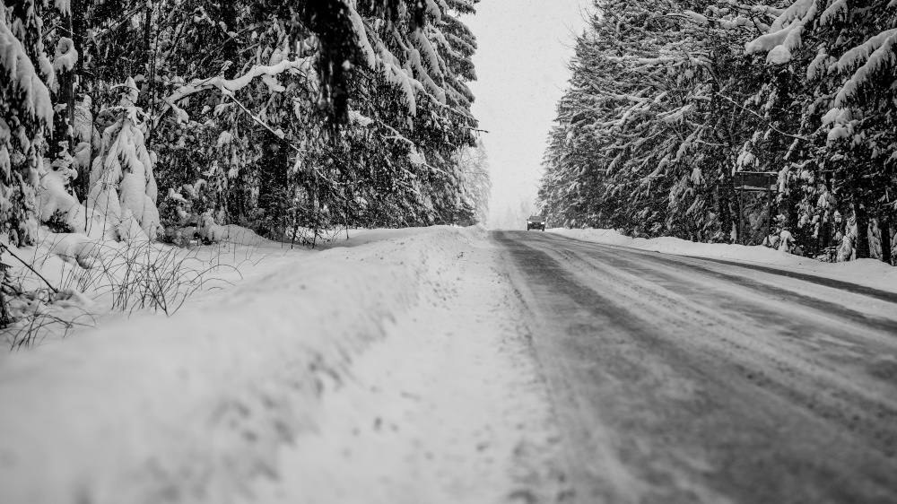 samochod podczas jazdy w zlych warunkach pogodowych śnieh slisko
